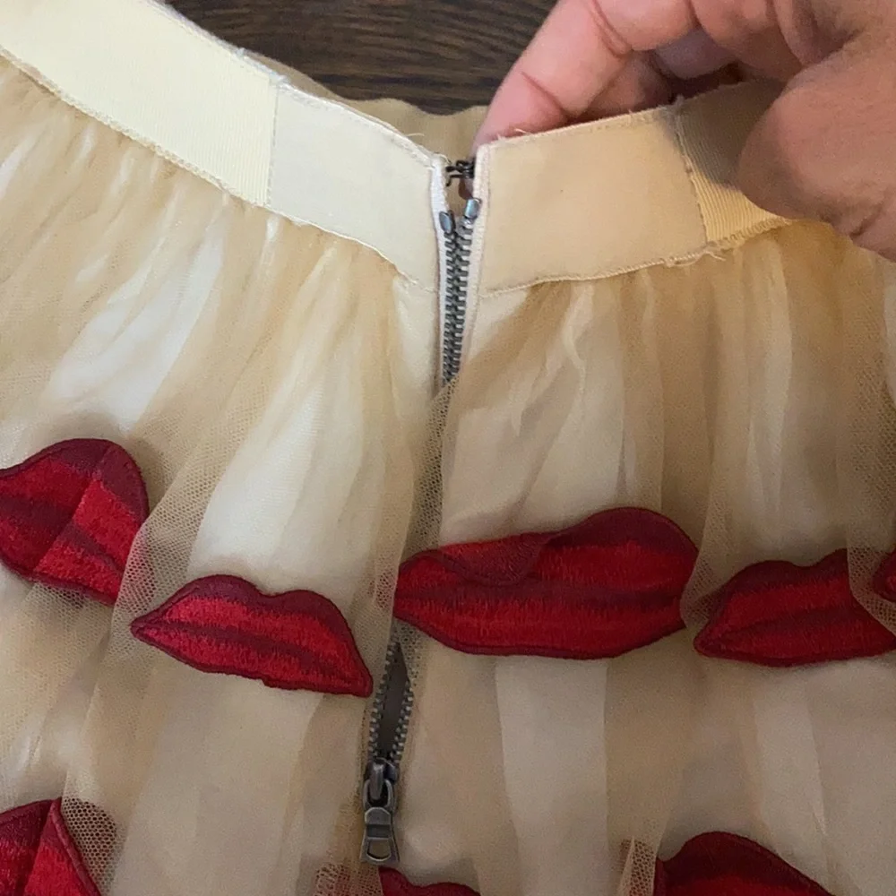 Iconic Alice and Olivia lip skirt tulle embroidered kisses - Picture 5 of 8